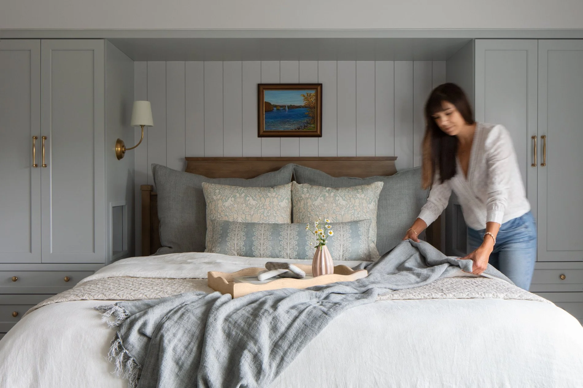 Monday #mantra: Find a soft place to land. 

Calming color, thoughtful symmetry, and layered textures make this bedroom a sanctuary. The kind of space that welcomes you in, invites you to stay, and enjoy peace.

#HomeBuilder:@highlandbuildersllc 
#St