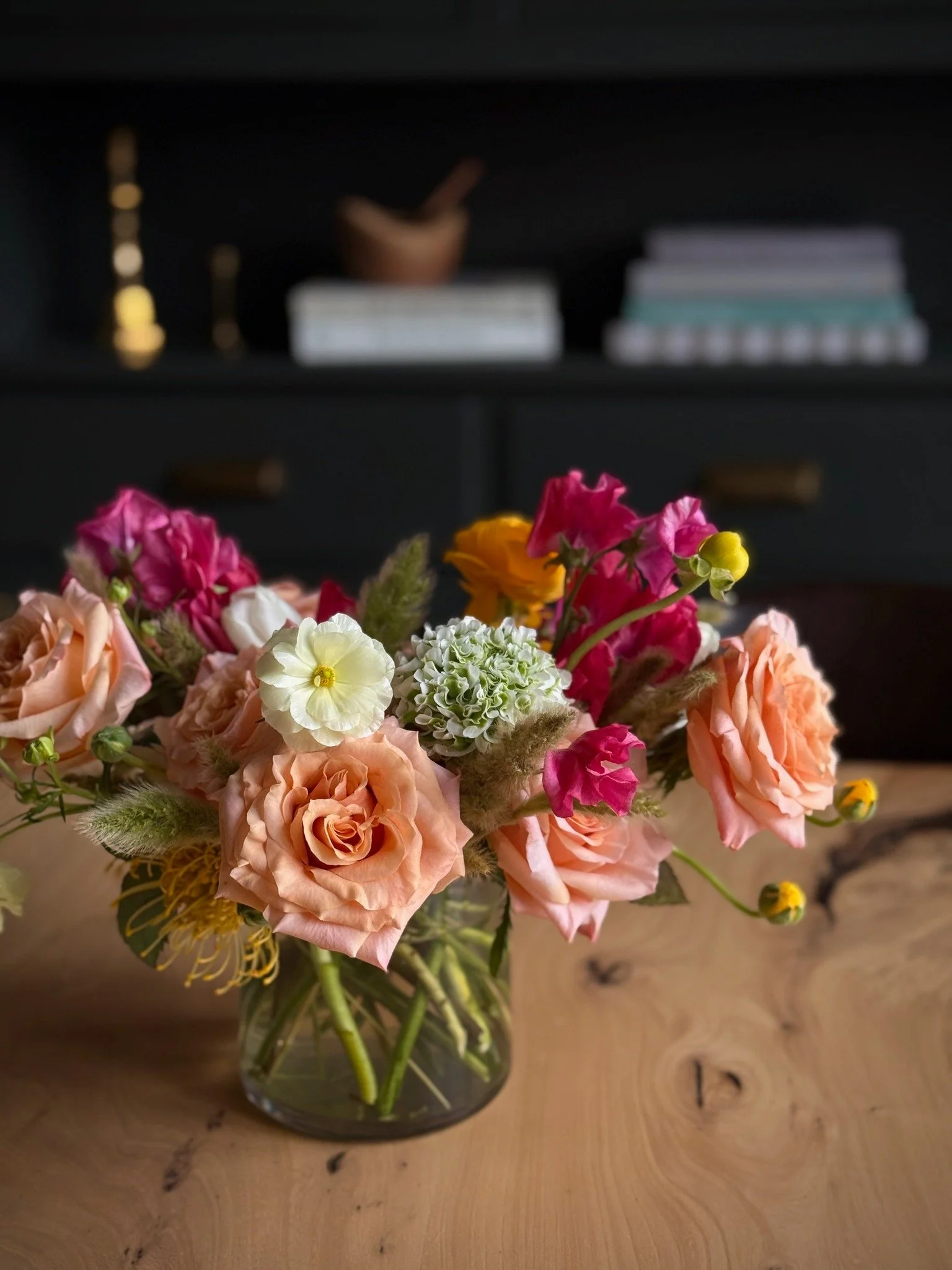 #TuesdayTip: Bring the outside in. 

Fresh flowers and natural light create a home that lets you exhale. 

📸 and 💐: @nataliewalshdesigns 

#InteriorDesignInspiration #CedarburgHomeDesign #CedarburgInteriorDesigner #DesignInspiration