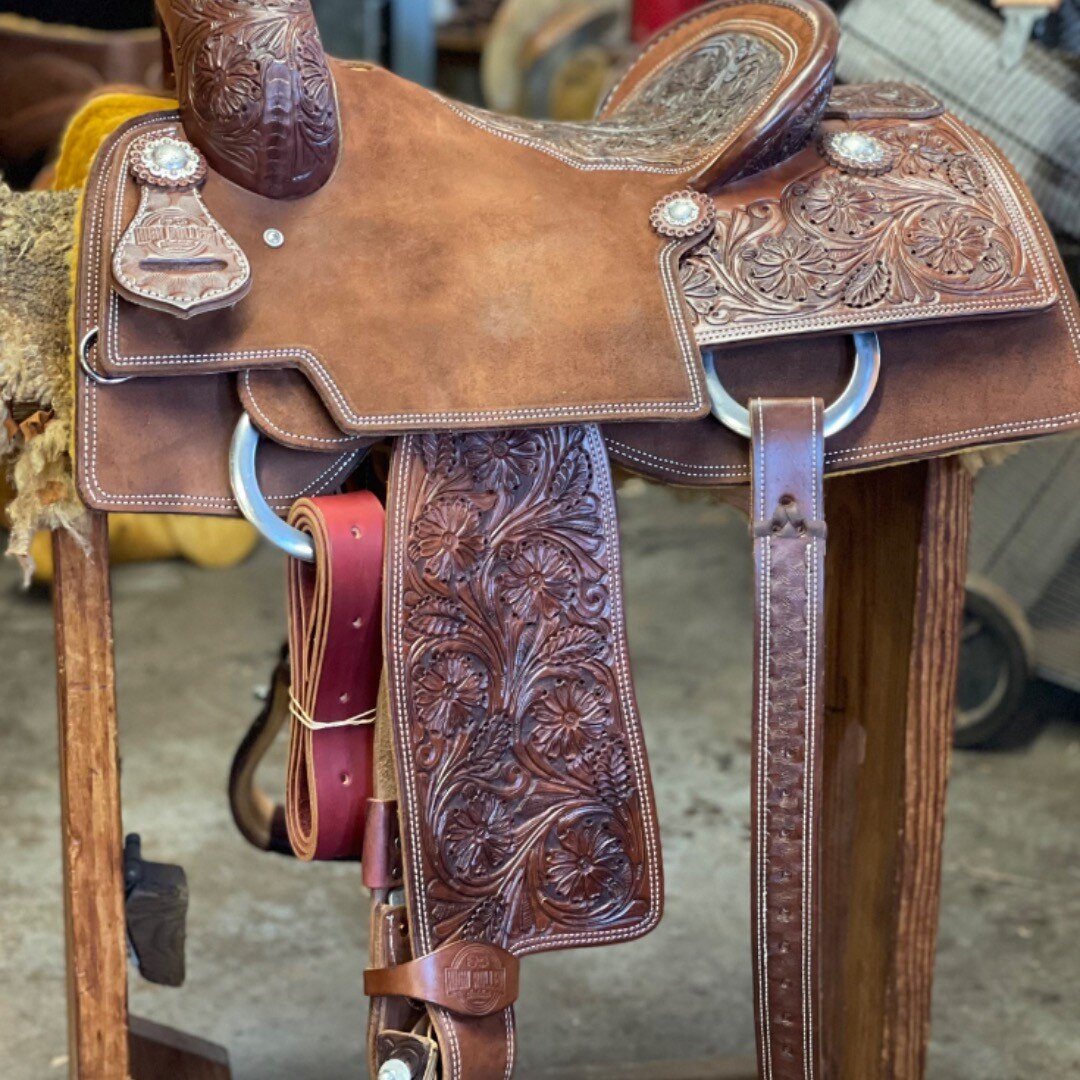 Talk about a beautiful ranch cutter right here #highrollersaddles#hermanoakleather#madeinamerica