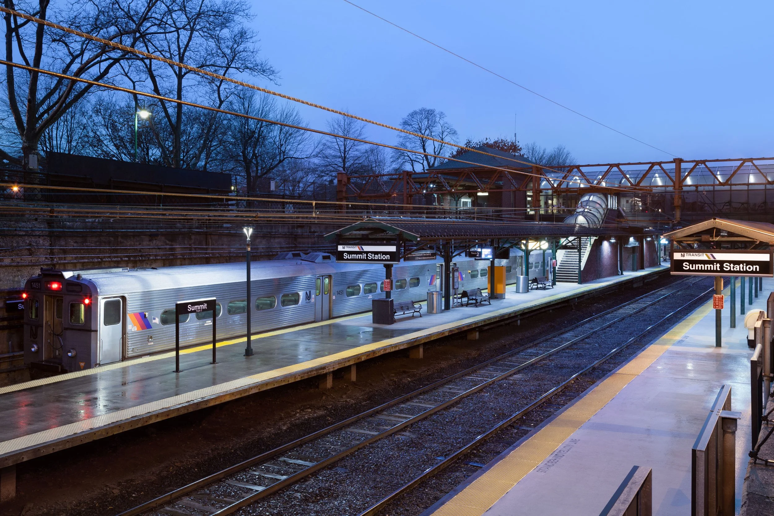 GSH01-GrandSummitHotel-HMD-TrainStation.jpg