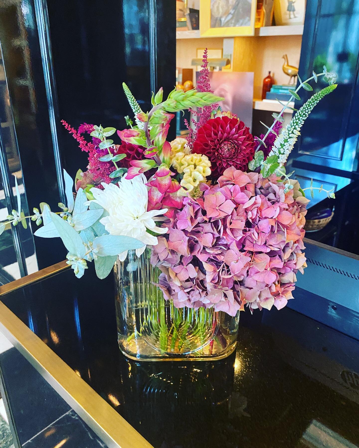 This mornings delivery in one of my favorite vases!! 
.
.
#flowerdelivery #bayareaflorist #floraldesign #weddingdesigner #bayareabride #bridetobe #summerflowers  #hydrangeas #hydrangea