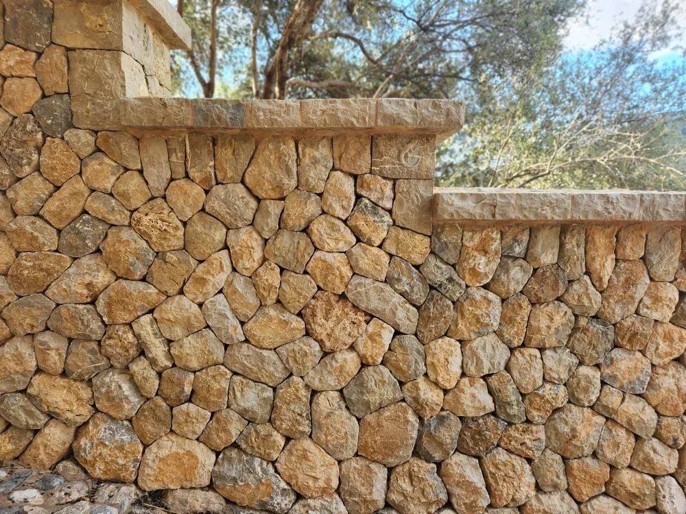 Gabino Lopez (@gaaaa.bino ) is once again in Mallorca studying dry stone masonry techniques under master waller Lluc Mir and has been sending me photos that are nothing short of rockwork porn. 

Gabino has visited Mallorca several times to practice t