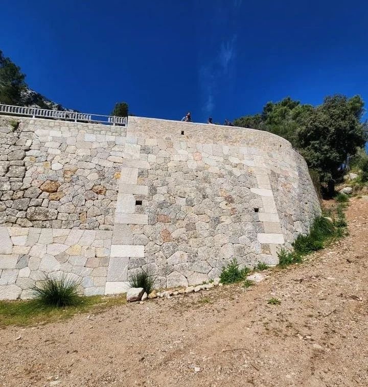 More masterful dry stone masonry from Mallorca courtesy of Gabino Lopez. 

I asked Gabino if this wall was a castle or a fort or some other historic structure. 

Nope. It's a highway retaining wall. Just an insanely built dry stone wall retaining a p