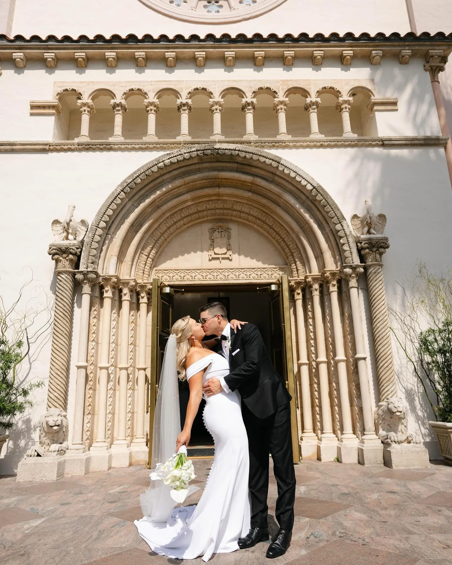 Introducing Mr. &amp; Mrs. Kmiecik 💍🌴

After their intimate ceremony at St. Patrick&rsquo;s, @palmshotelmiami was the perfect setting to celebrate into the night with their closest family and friends! 
**boujiee** 🥂#ifykyk 

🤍 Vendor Team 🤍
💐 @