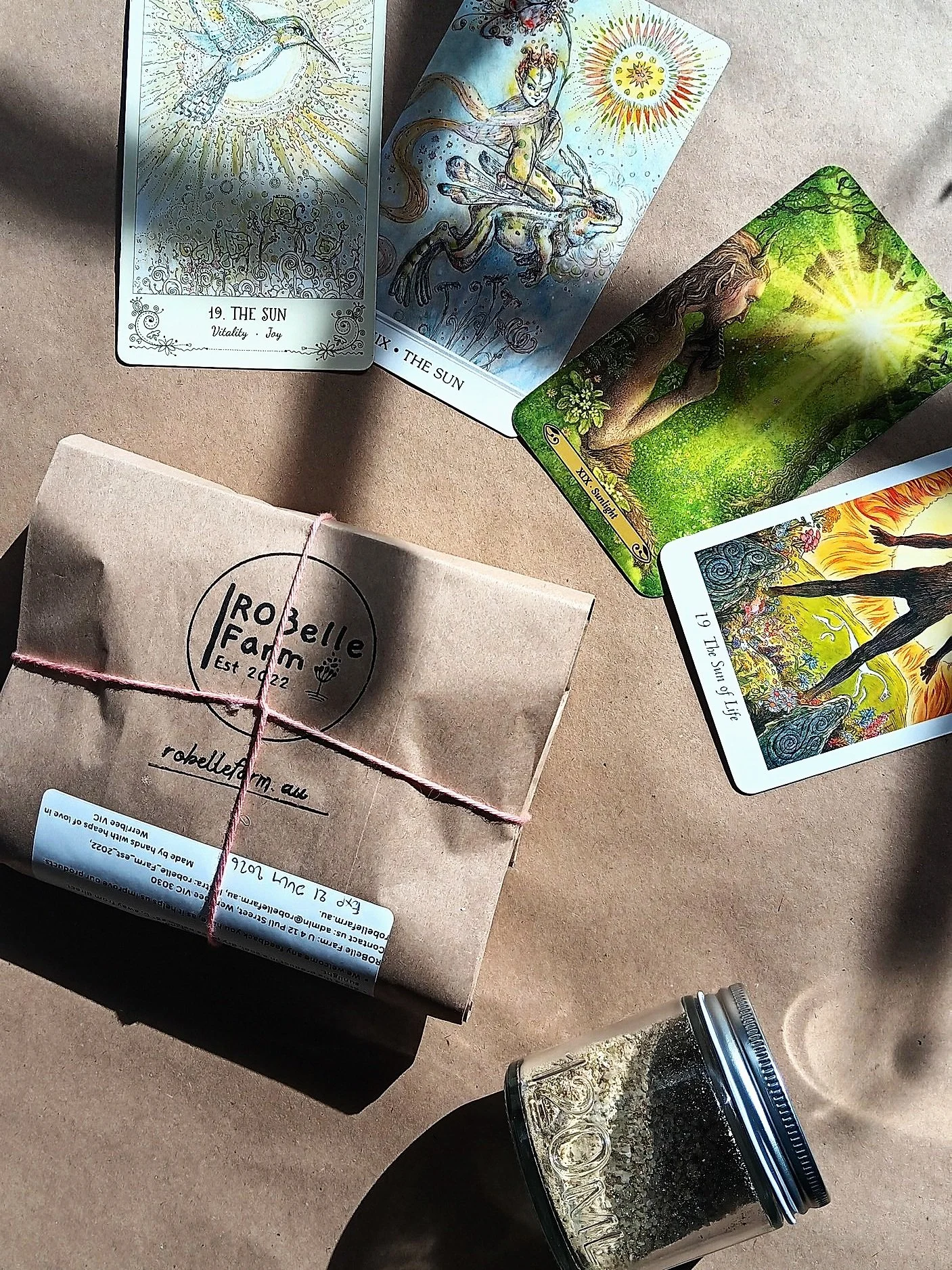 Infused with a blend of Lemon myrtle leaves, Desert lime powder, and Finger lime powder, this soak not only cleanses and nourishes your skin but also uplifts your spirit.