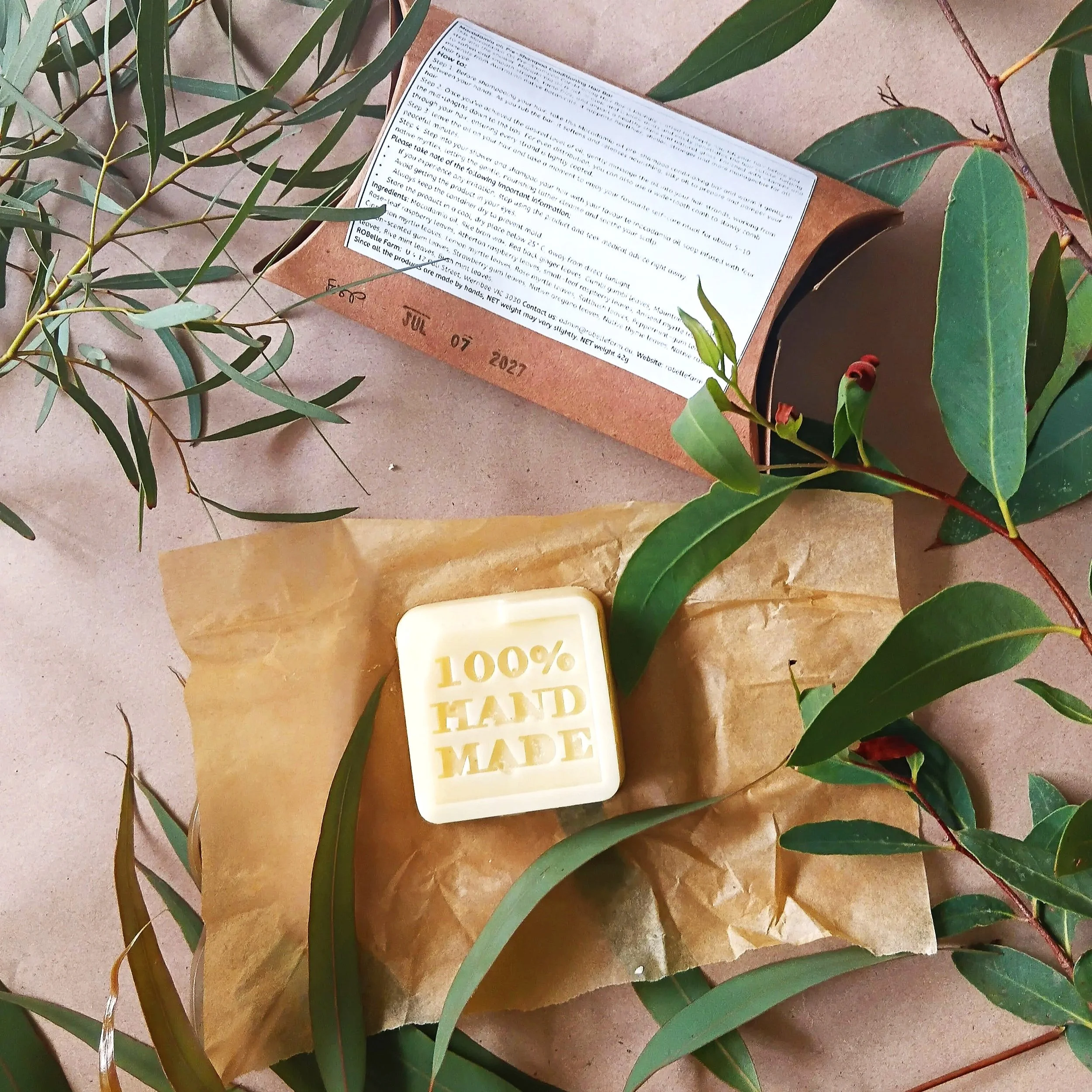 Macadamia oil is rich in oleic and linoleic acids and easily penetrates the hair cuticle, helping to soften and smooth strands,