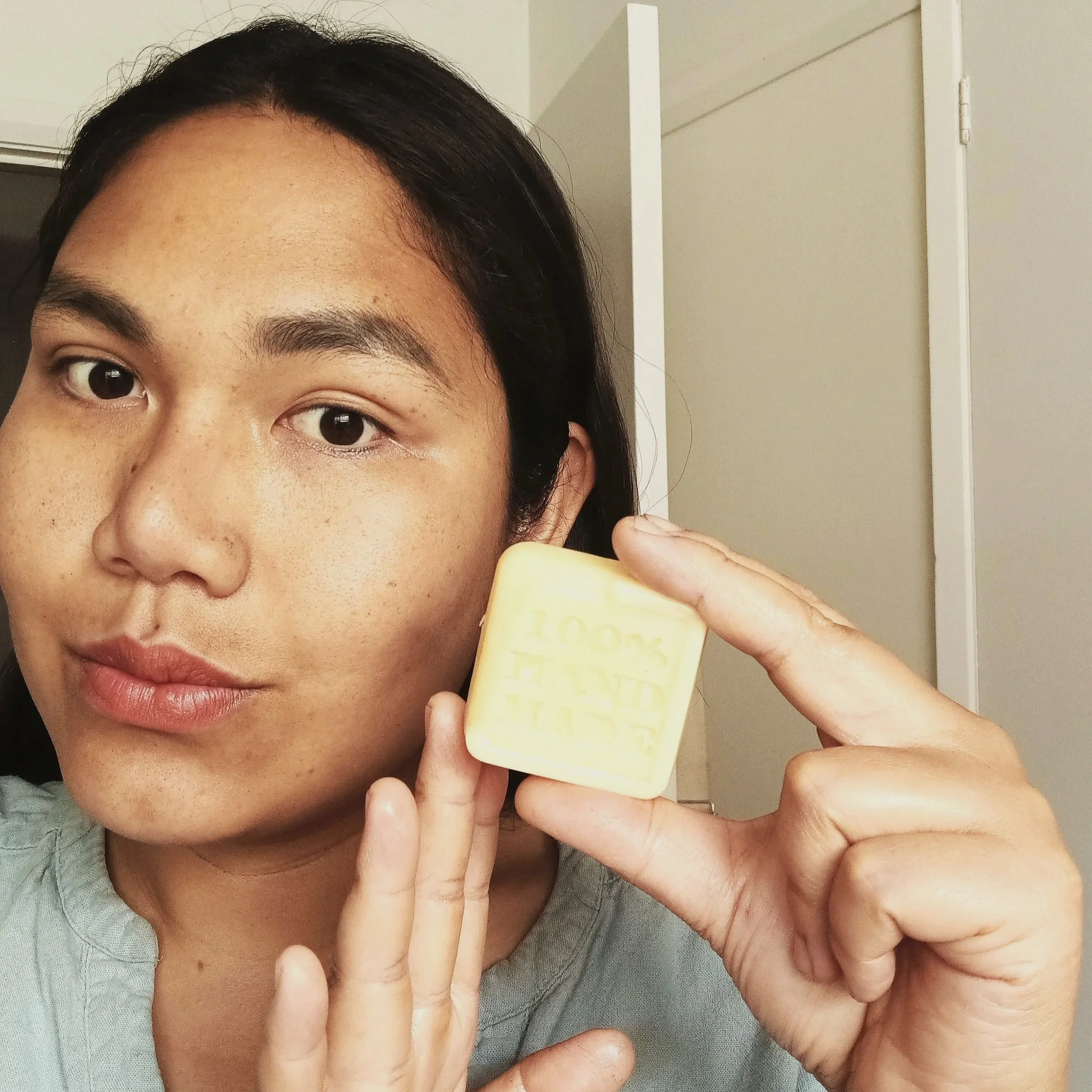 Before shampooing your hair, take this Macadamia oil pre-shampoo conditioning bar and warm it gently in between your hands.