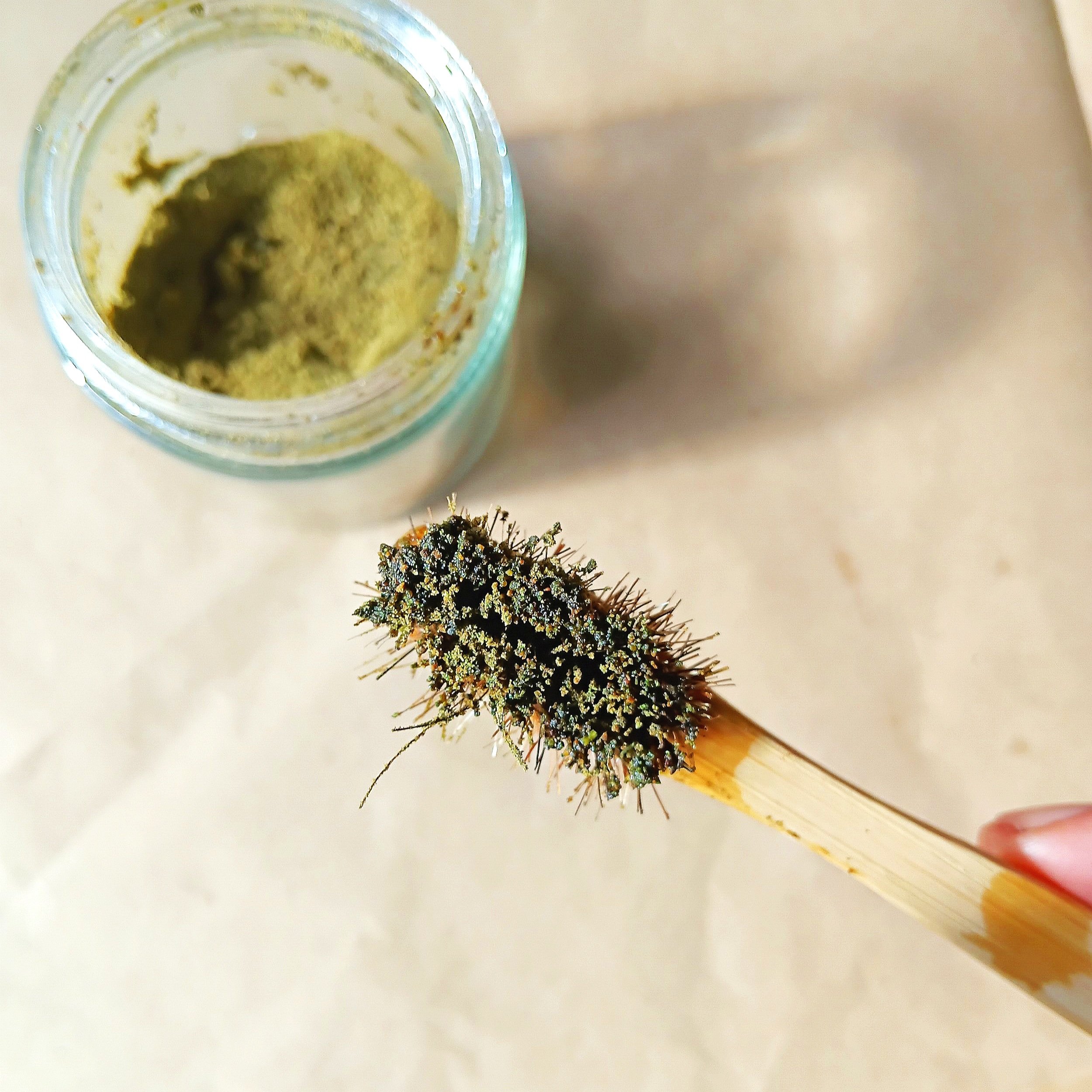 Recommendation amount of the tooth powder is approx. 0.5g for each use.