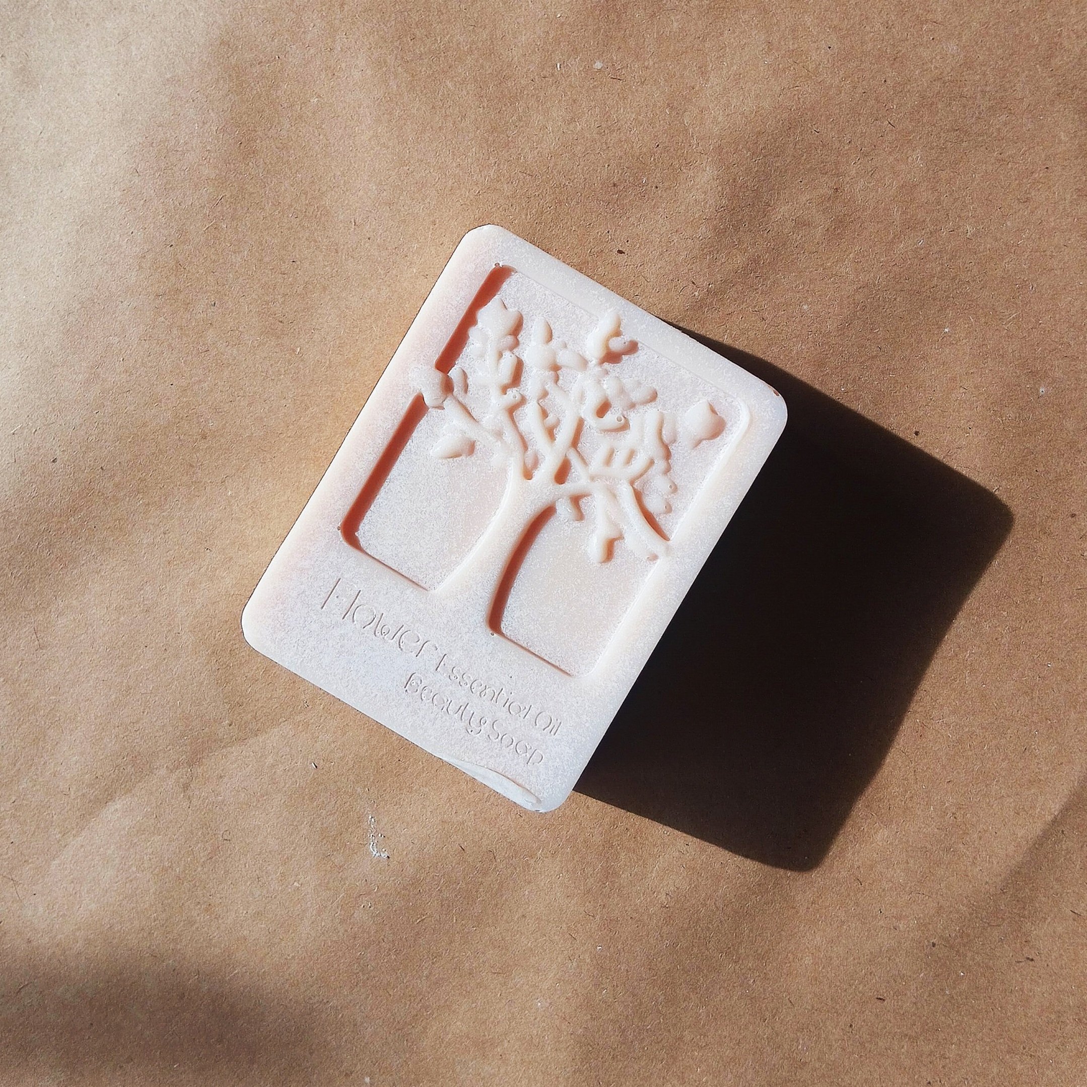 This innovative and thoughtfully crafted formula boasts a remarkable 0% super fat, ensuring that it will not leave any residue or unpleasant greasy feeling on your clothes and cherished furniture.