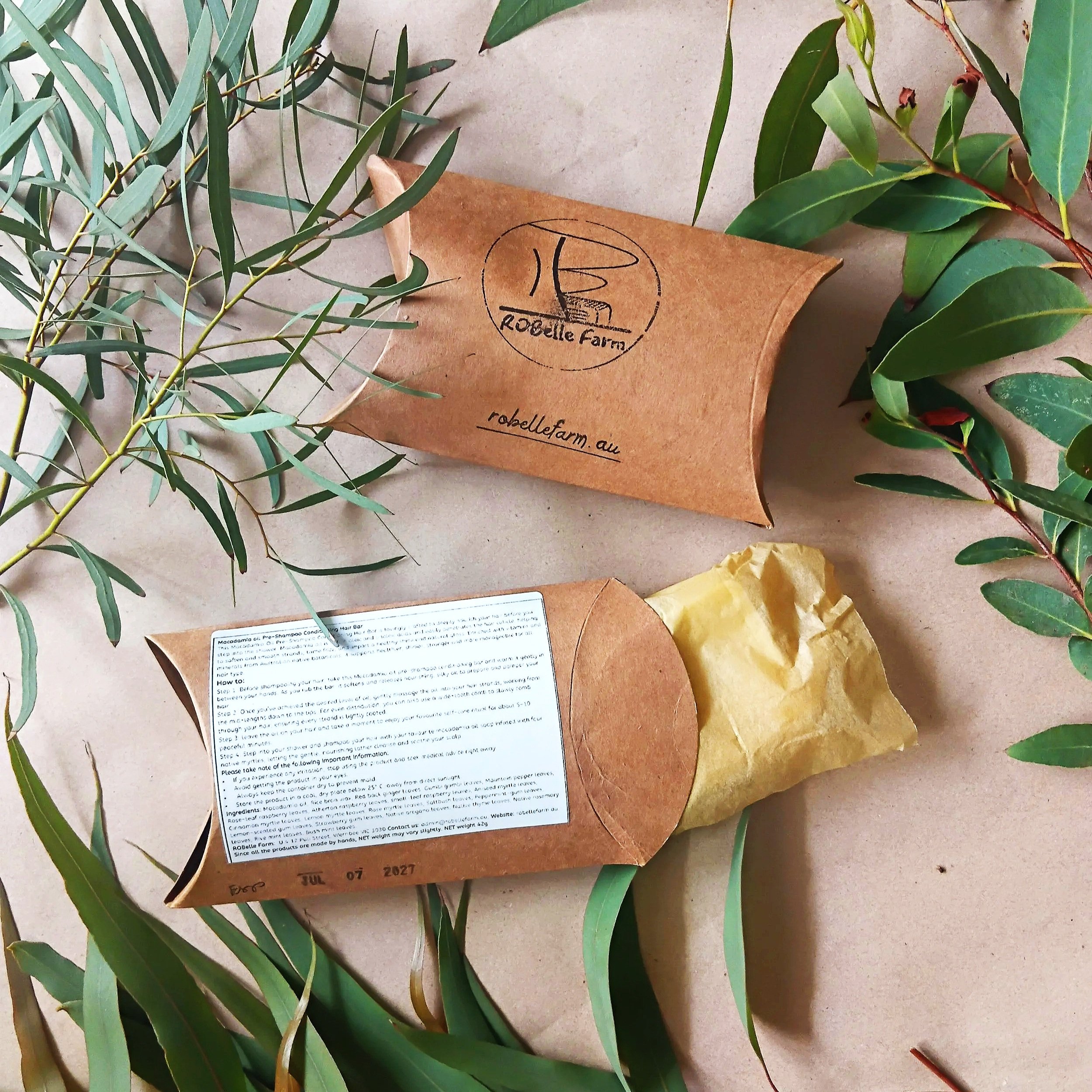 This Macadamia Oil Pre-Shampoo Conditioning Hair Bar is lovingly crafted to deeply nourish your hair before you step into the shower.