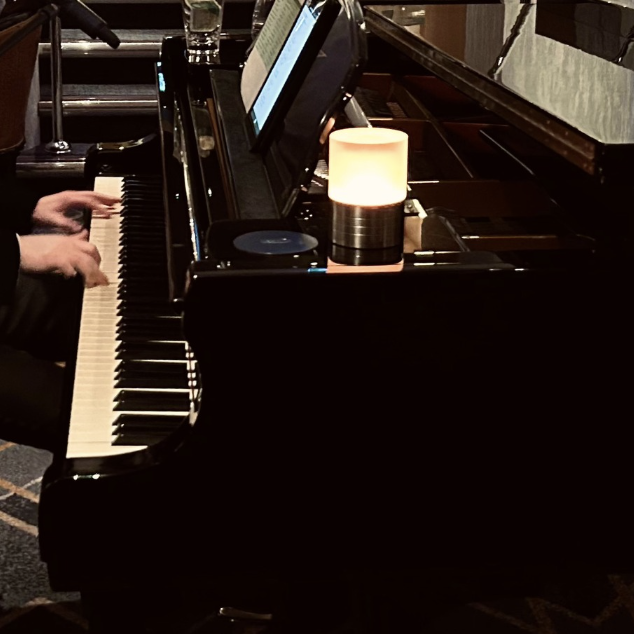   Piano Bar Experience. 
Turn your next corporate event into your own exclusive piano bar with Felix, one of London’s leading piano-vocal entertainers. Choose a background piano set, singalong or full karaoke style to suit your event.
 From £995. 
 
