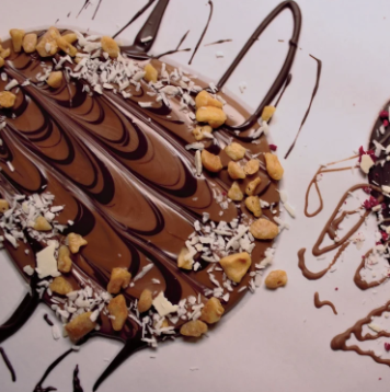  The Chocolate Slab Experiential Stand. 
Guests can try their hand at creating an enticing flavour mix with delicious dark or milk chocolate buttons and then decorate it using marbling and drizzling chocolate, white chocolate flakes, strawberry curls