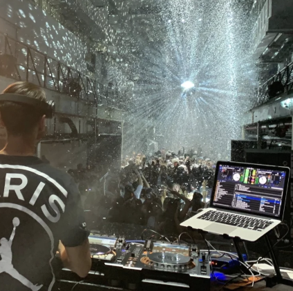  Live DJ Set. 
Choose one of our DJ’s and enjoy a crowd-pleasing and show-stopping set. Bound to get your team groovin, our DJ Sets are perfect for adding to an event or giving a new energy to your office!
 Please enquire for a quote. 
 
Audience: Ev