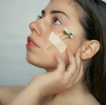  Regenerative Living: How Can Nature Help Us Heal? 
This talk explores how regenerative approaches to skincare, nutrition and daily living can restore balance, calm the nervous system and support recovery for both people and the natural world.
 From 