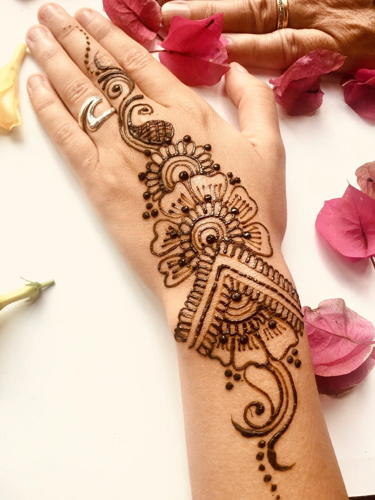   Henna Artist Drop-In. 
Book a henna drop-in for your event and treat your guests to beautifully crafted, custom designs created live by our skilled artists.
We deliver a smooth experience, completing around 8–10 hands per hour while keeping quality