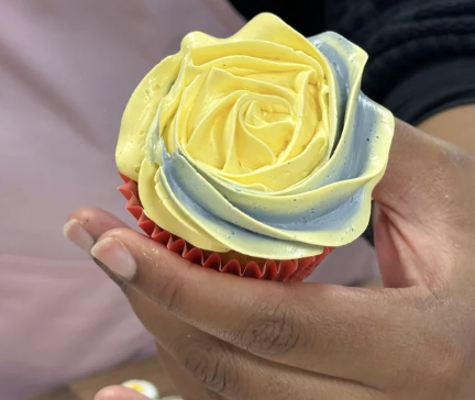  Cupcake Decorating pop-up. 
A playful cupcake decorating pop-up where guests can drop in, design one or two cupcakes, and be on their way-perfect for quick, feel-good moments. Ideal for event activations, office breaks, or between meetings, it’s all