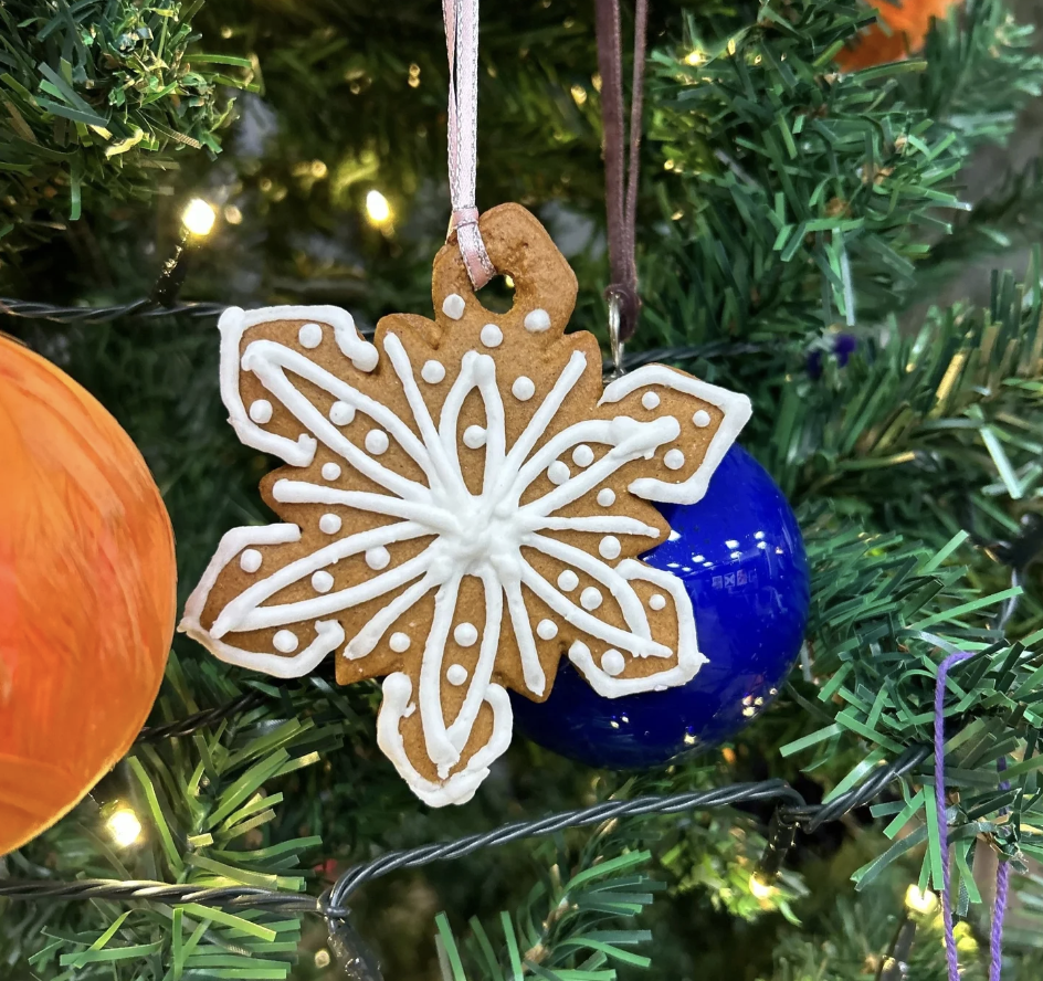  Gingerbread Biscuit Decorating. 
Decorate and eat delicious gingerbread biscuits in this decorating class. You will receive icing and tasty treats to adorn your biscuits with. 
 £35pp. 
 
Format: Workshop,
Format: Drop-In,
Category: Creative Worksho