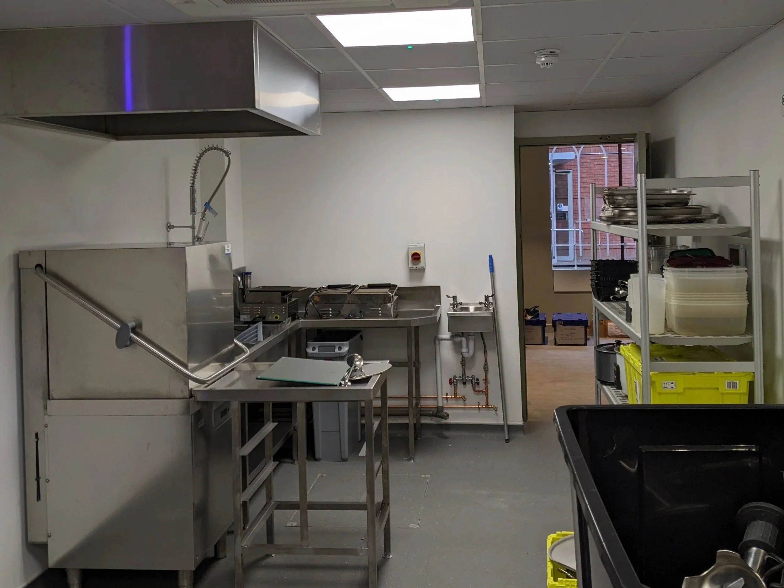 New café kitchen dishwashing area