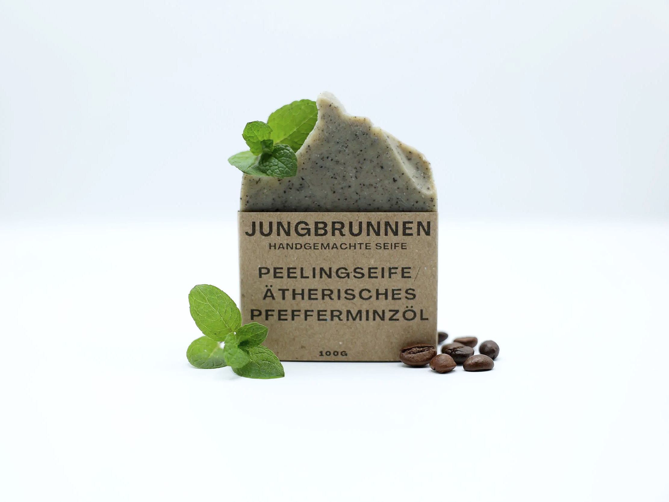 Handgemachte Peelingseife mit Pfefferminzöl von Jungbrunnen mit Kaffeebohnen und Minzblättern