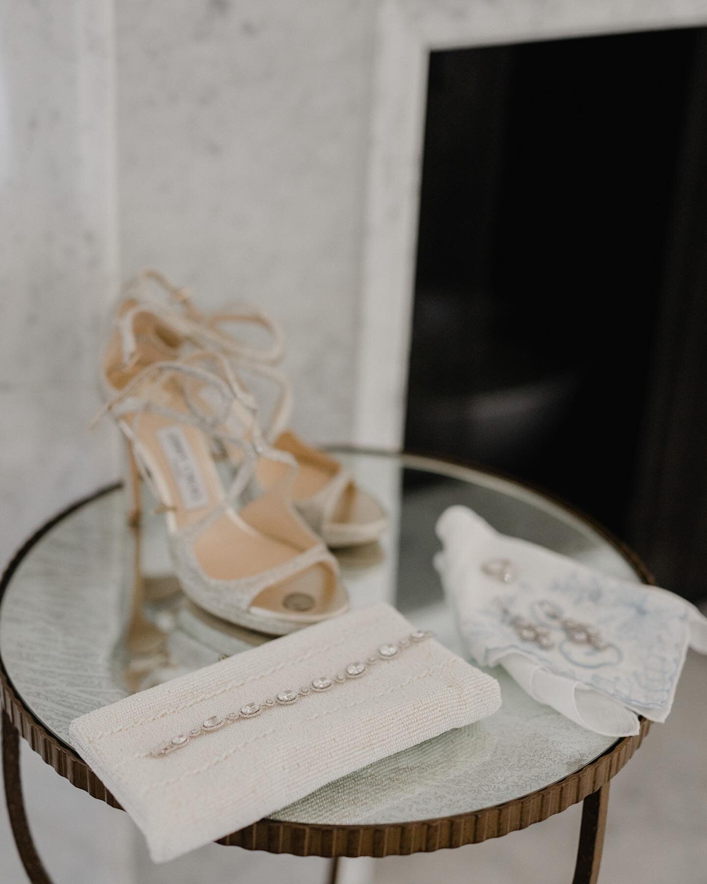 Something old, something new, something borrowed, something blue and a sixpence in your shoe 💙
📸: geneoh photography