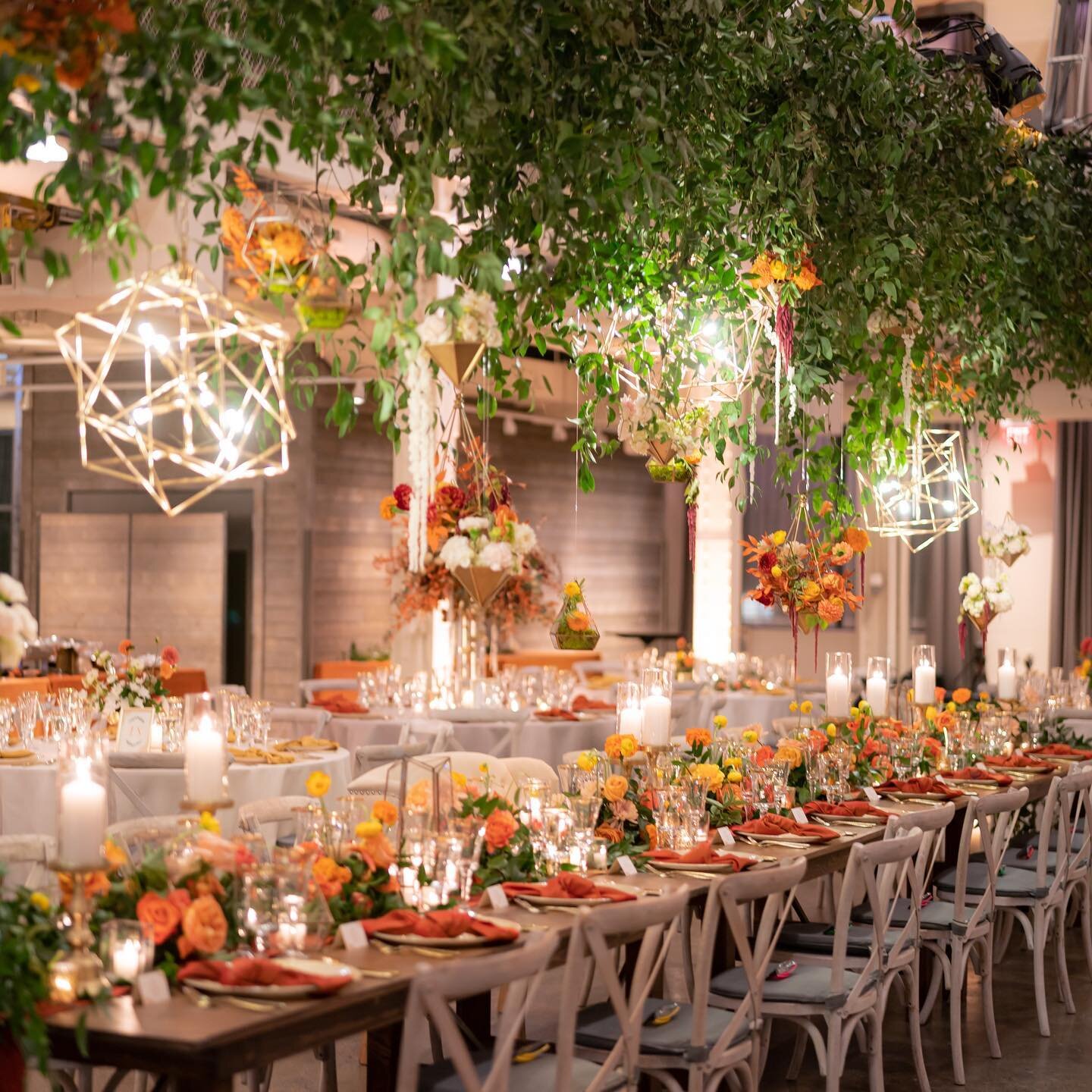 🍁An autumnal reception at @machineshopmpls filled with all the vibrant colors that spoke perfectly to the season. 🍁 
📸 @glenstubbe 
.
.
.
.
.
#autumnwedding #fallwedding #octoberwedding #luxurywedding #weddingplanner #eventdesign #indianwedding #m