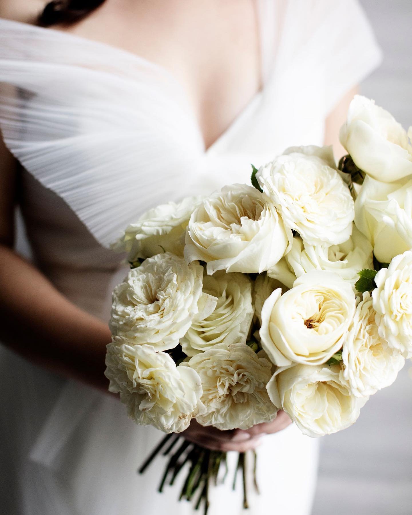 @scarlettandflora crafted the most beautiful bouquet for @_kittylarson and I still can&rsquo;t get over it. 💗 
📸 @photogen_inc 
.
.
.
.
#bridalbouquet #bride #whitewedding #weddingstyle #weddingflowers #stylishbride #asymetricalbouquet #minneapolis