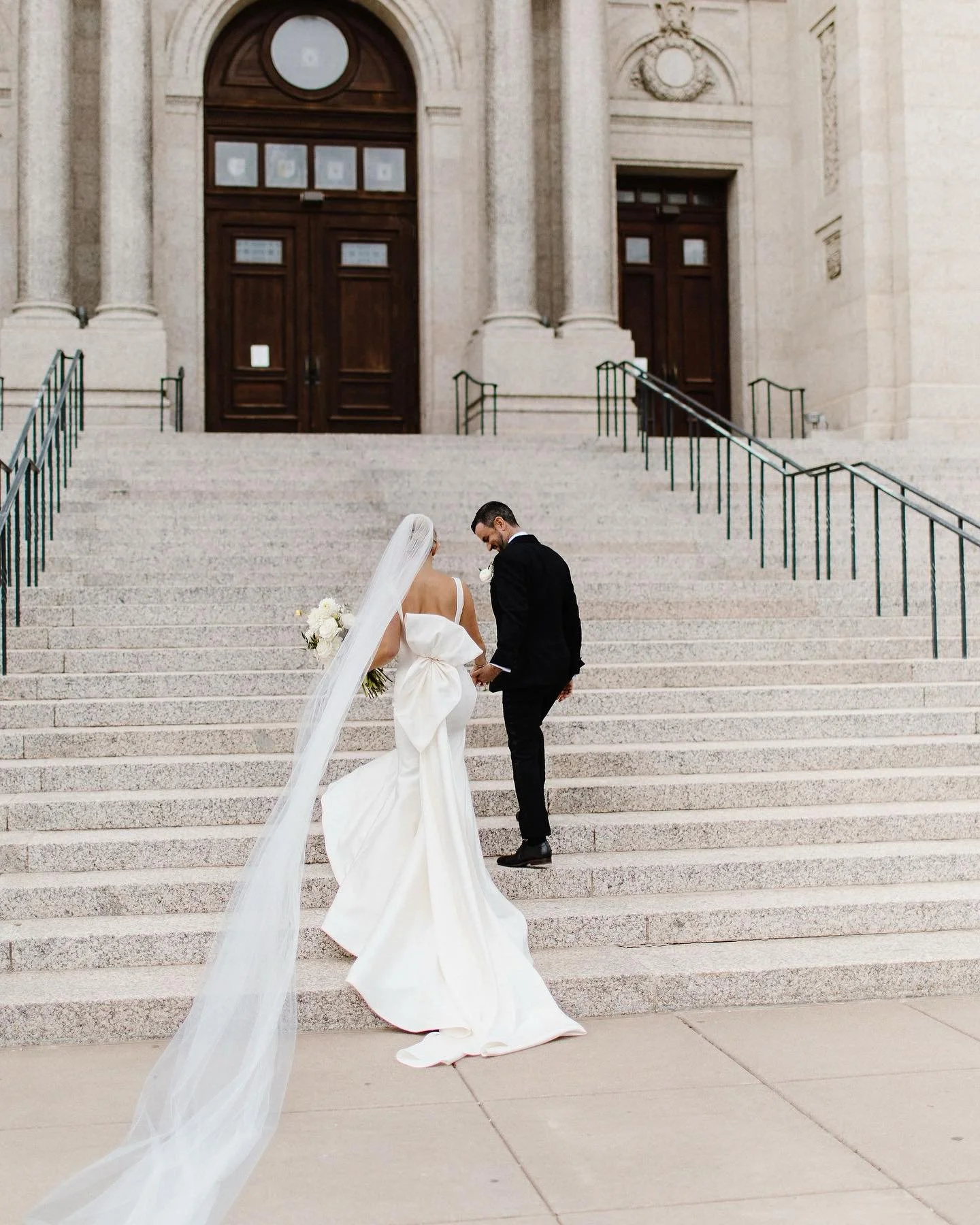 A permanent spot on the grid for the stunning @catedalate wearing @sarehnouri. 📸 Captured by @jules.la 
Bridal salon @annikabridal 
Floral @inkandivydesigns 
Hair @mkm_stylings 
Makeup @heathertrachsel 
.
.
.
.
.

#cathedralofstpaulwedding #minnesot