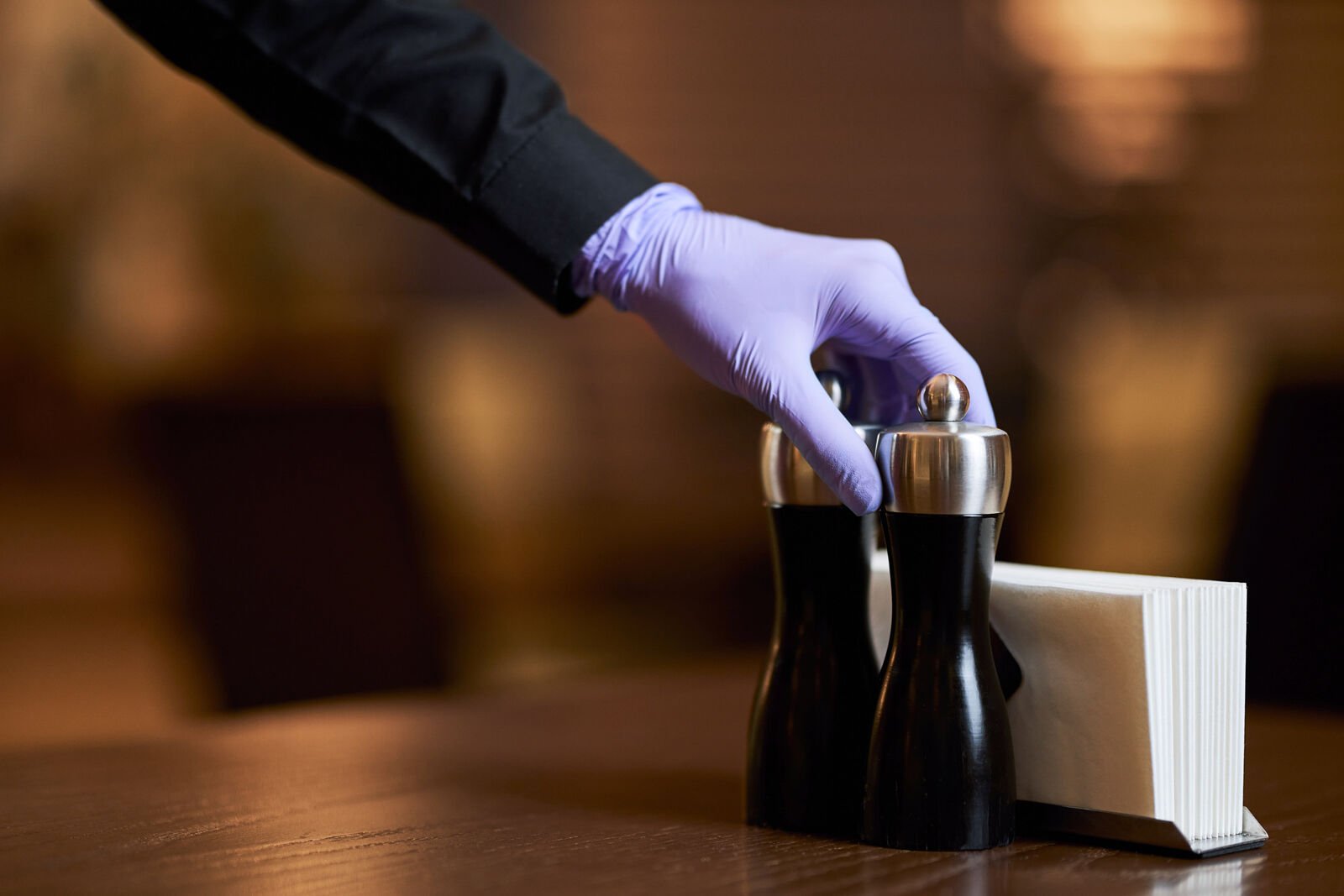 Högkvalitativa nitril engångshandskar i violett i restaurang.