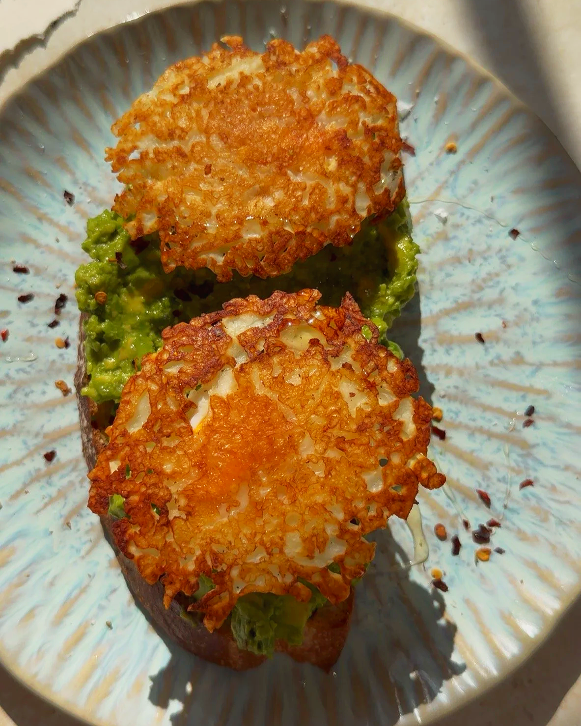 Crispy halloumi eggs