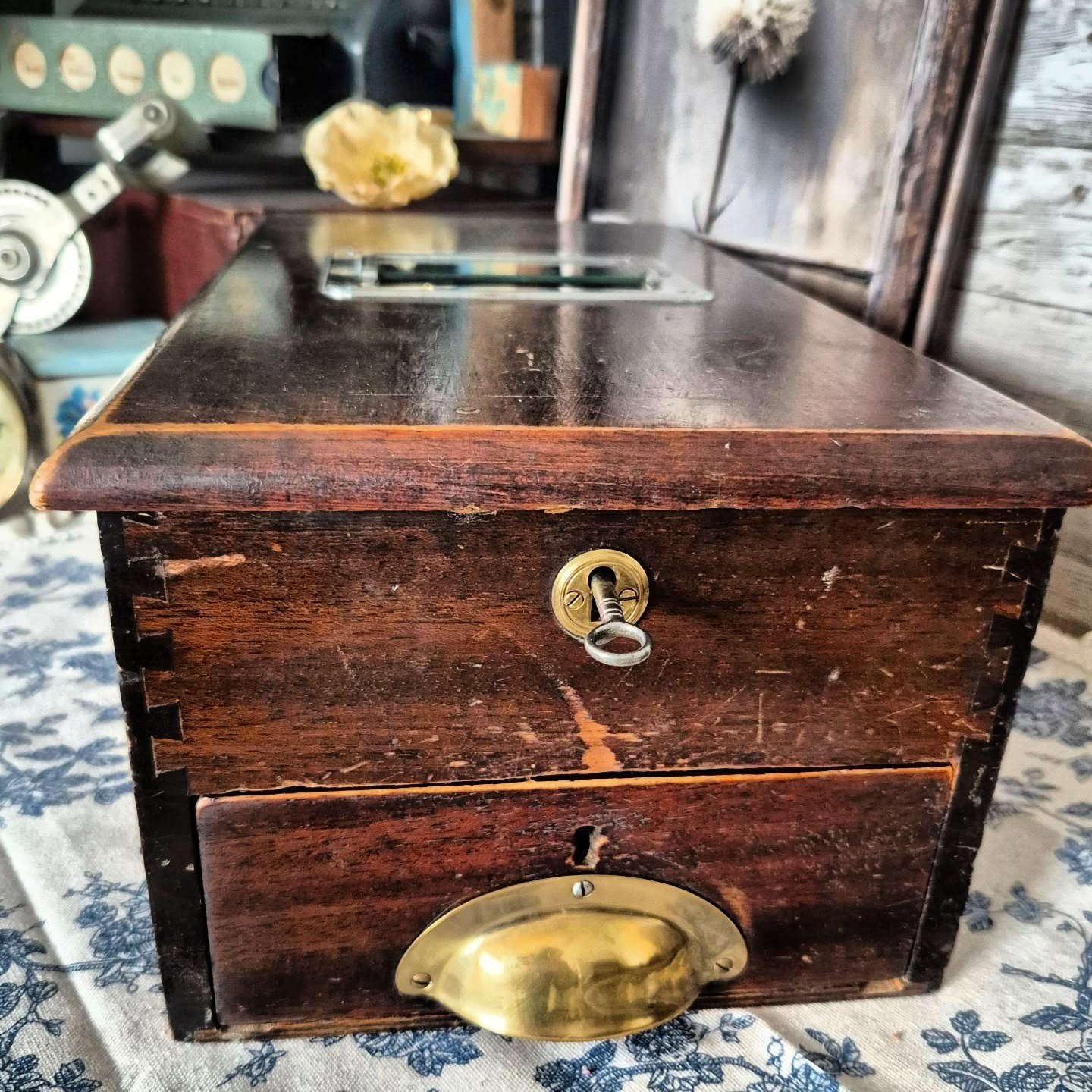 ✨️ &quot;Let it go&quot; is the theme for this week's #MidweekVintageTreasures with @elsiesvintage7 ✨️

I've held onto this antique wooden cash register for a long time. I&rsquo;m not sure why? Maybe it's the beautiful craftsmanship, the history it c