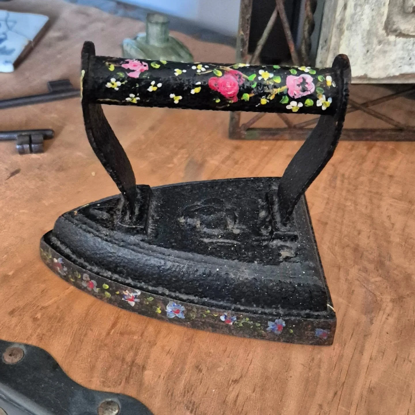 Sharing a little #FloralJoyOnInstagram with @elsiesvintage7 this morning in the form of this hand‑painted cast‑iron beauty. 🌸 

Once upon a time, someone loved this iron enough to sit down and decorate it with tiny flowers - turning a heavy everyday