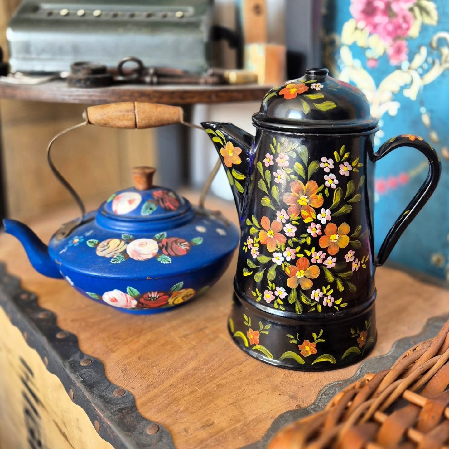 A little burst of #FloralJoyOnInstagram today with @elsiesvintage7 💐 These hand‑painted enamel beauties have just arrived and they&rsquo;re already bringing full spring energy!

Folk‑art florals, bold blooms, lived‑in character, and that perfect &ld