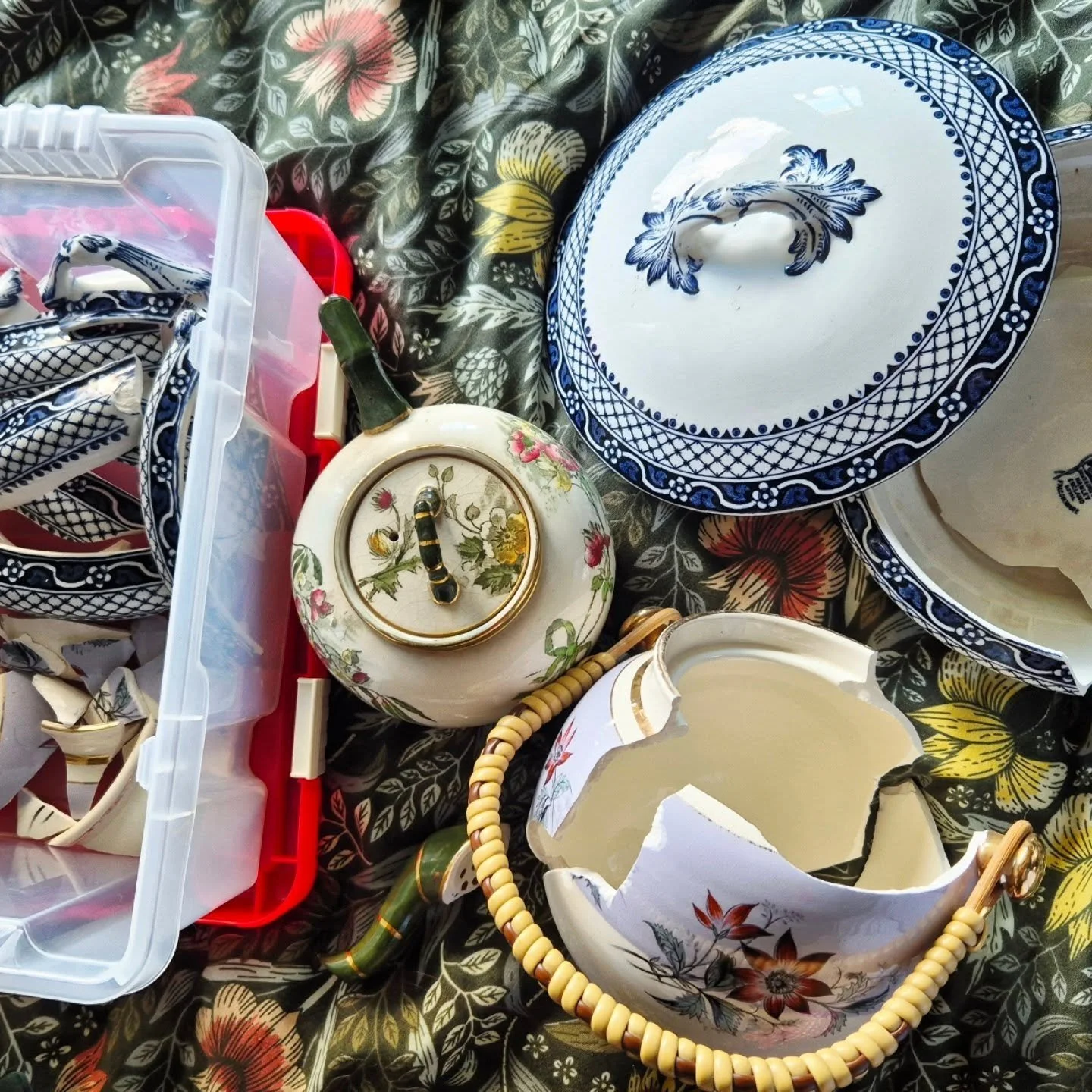 🌻At first glance, this might not scream floral joy - and honestly, when the parcel arrived rattling like a maraca, I didn&rsquo;t feel very joyful at all. Inside was a jumble of broken ceramic pieces that definitely weren&rsquo;t meant to be broken!