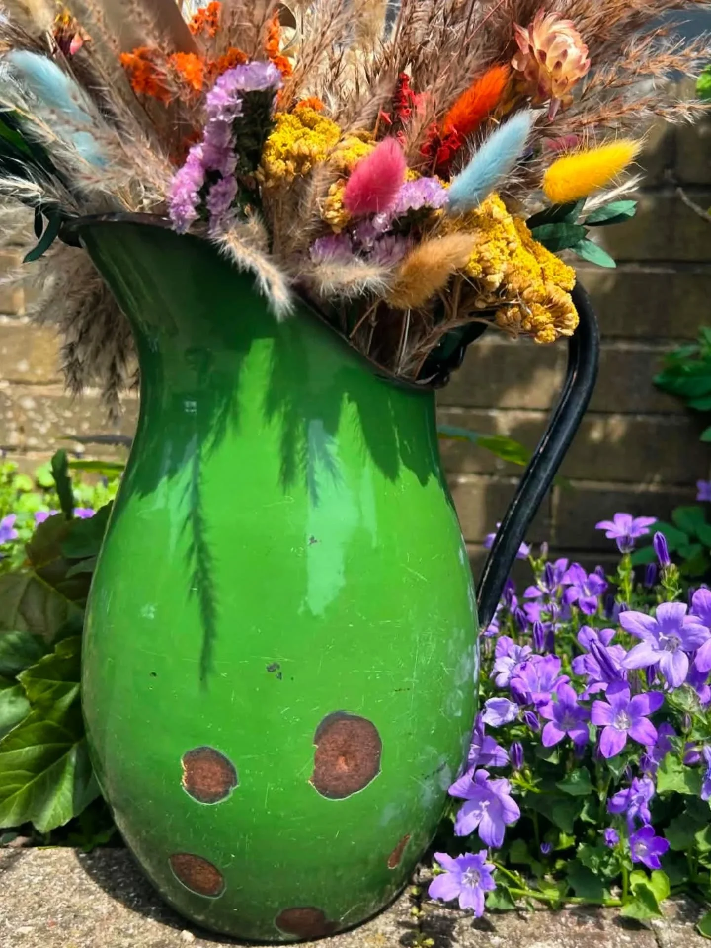 Today&rsquo;s pick for #FloralJoyOnInstagram, guest hosted by @tulipandtole on behalf of @elsiesvintage7 🌸 

A large stunning green enamel pitcher with classic black edging, a contrasting black handle, and a wonderfully aged rusted patina. 

Once a 