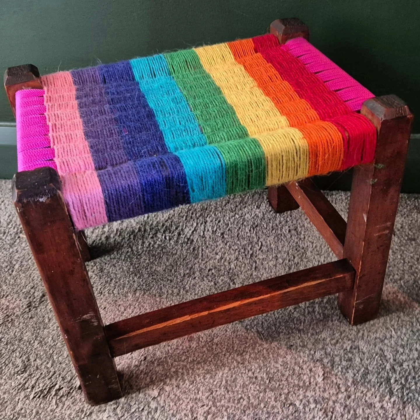 I took on a little restoration project recently - a sweet old cracket (stool) that had definitely seen better days - and somehow ended up learning to weave. Proper weaving. With actual technique and everything. 🧵

The loveliest part wasn&rsquo;t the