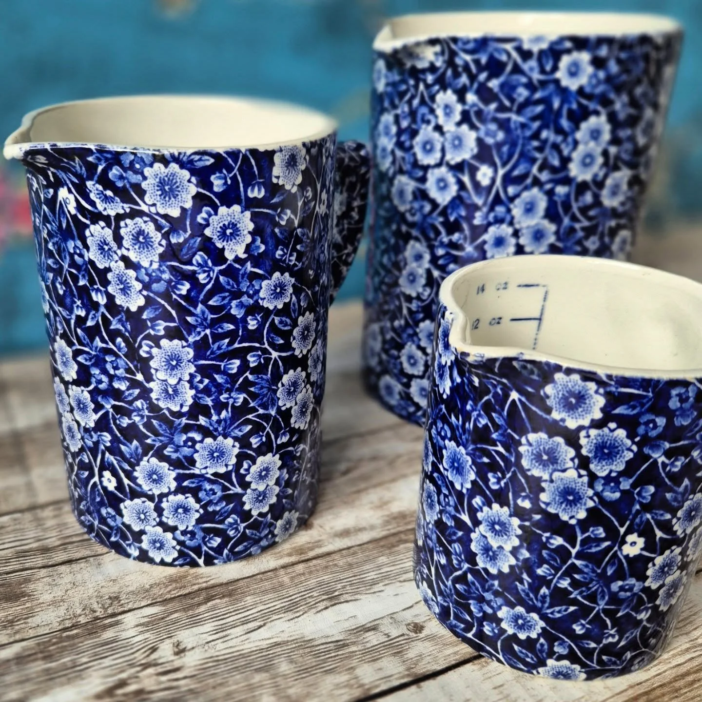Friday florals incoming! 🪻

This gorgeous set of three Crownford Calico measuring jugs is giving full blue &amp; white cottage‑kitchen magic this morning for #FloralJoyOnInstagram with @elsiesvintage7 🌸 

Perfect for baking days, shelf styling, or 