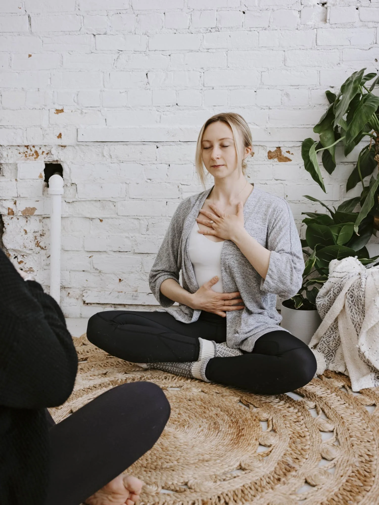 Psychotherapist Amelia leads a patient through somatic experience.