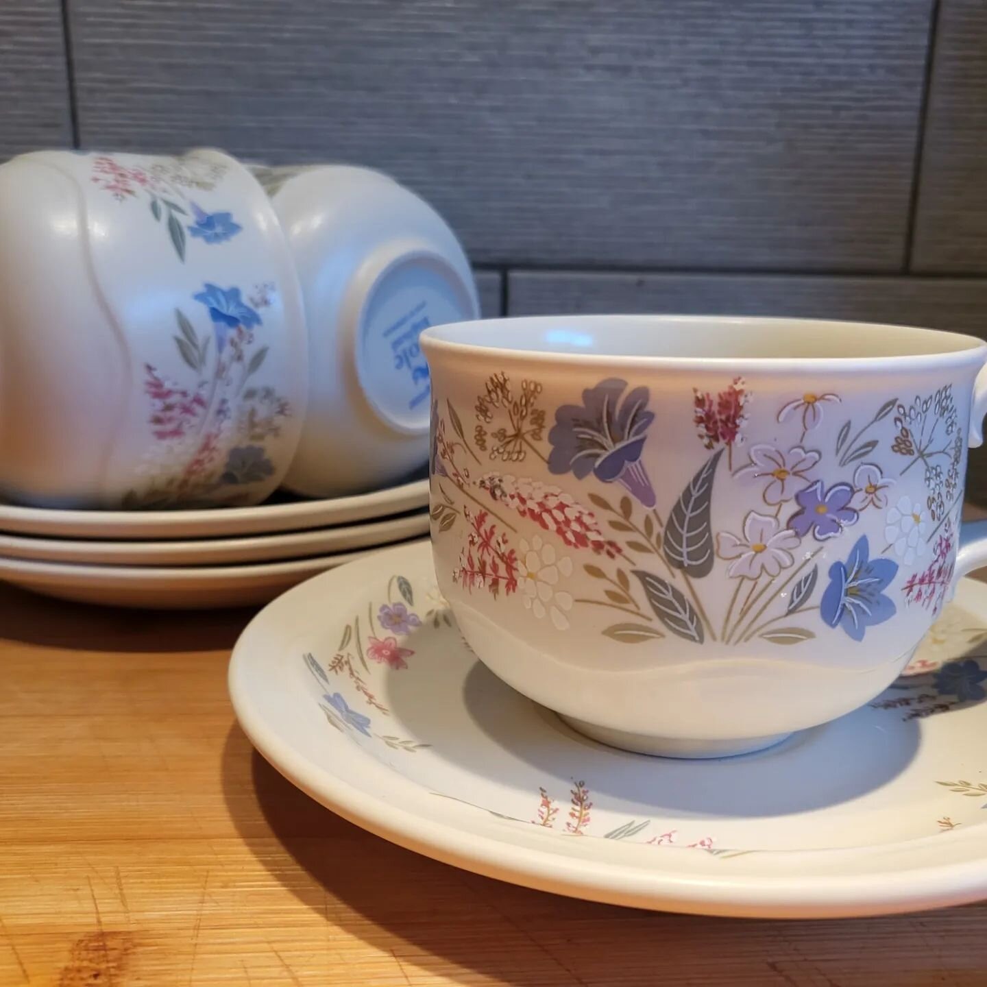 I am loving these charity shop finds, had to get two sets as there was only 4 in the first pattern even though I absolutely LOVE the little flower patterns!! 

#teacereony #cacaoceremony #bargains #charityshopfinds #ForestBathing #SilvaPsychotherapy 