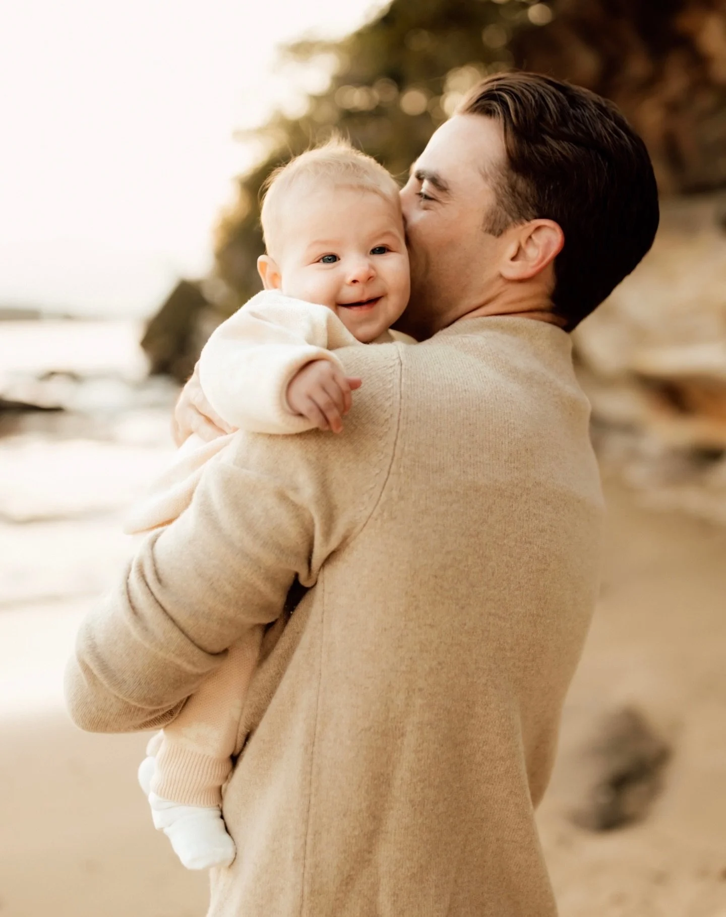 The way they fit so perfectly in your arms&hellip; even when they&rsquo;re growing faster than your heart can keep up 🥹

These are the moments that quietly become everything.

This is why we document it 💫

.
.
.
.
.
#familyphotographer #photographe