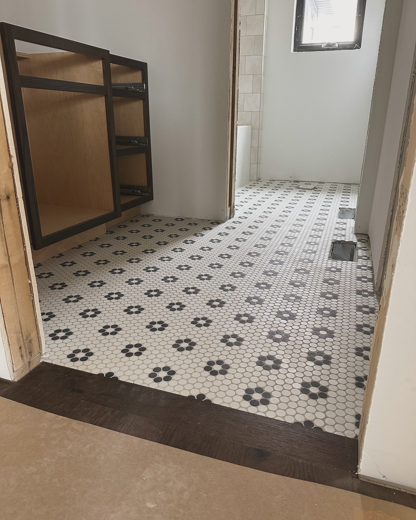 Classic penny tile, chocolate-toned cabinets, warm-white tiled shower&hellip;. The perfect combo for our Stone Chateau hallway bathroom!

@stuarttile 
@randysflooring 
@alexbuildsinc
