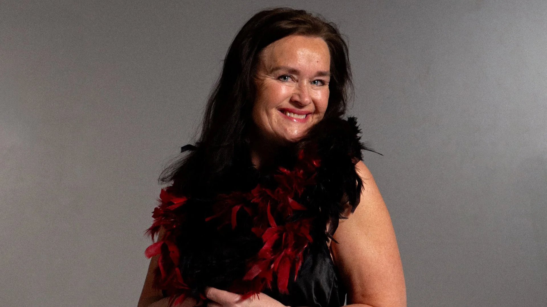 cecilie--orange-og-boa.jpg