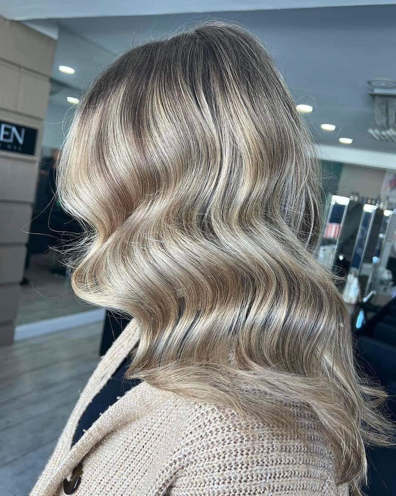 𝘽𝙡𝙤𝙣𝙙𝙚 𝘽𝙖𝙗𝙚 ✨

Let&rsquo;s just take a moment to appreciate this shall we? 

The colour! The shine! Loooove it! 😍 By our Master Stylist 𝙅𝙚𝙣𝙣𝙖 🖤

#ashleyclarkesignaturesalon #southqueensferrysalon #salon #blonde #redkenblonde #blondeg