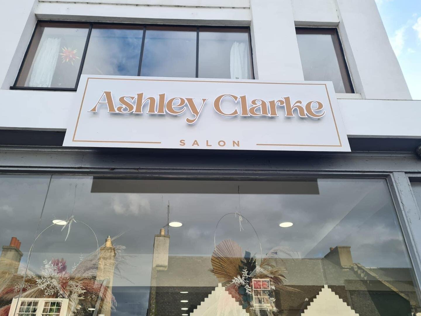 We love a re brand 🤎 What do you think of our new look? Shout out to @johnyounggroupltd for our new signage! 

#ashleyclarkesignaturesalon #rebrand #ournewlook #southqueensferry #southqueensferrysalon #salondecor