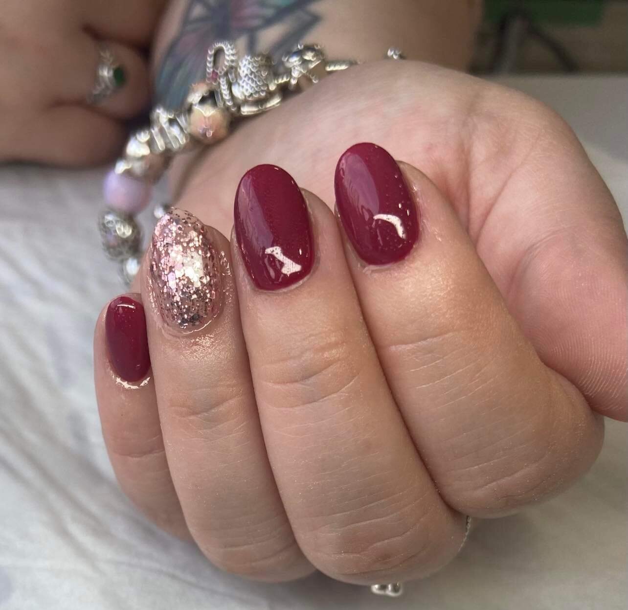 Add a lil 𝒈𝒍𝒊𝒕𝒕𝒆𝒓 ✨

Spice up your nails by adding a little detail to your ring finger. By 𝑹𝒆𝒃𝒆𝒄𝒄𝒂 🤎

Click 𝑩𝒐𝒐𝒌 𝑵𝒐𝒘 to book your nail appointment 

#ashleyclarkesignaturesalon #southqueensferrysalon #tgbnails #tgb #gelnails #bi