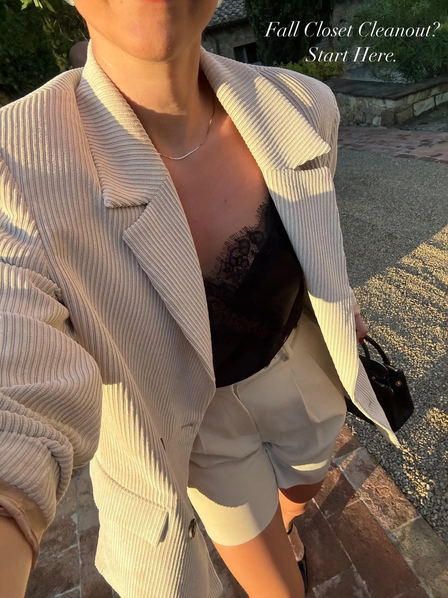 With fall just around the corner 🍂🍁 I haven&rsquo;t quite yet done a closet clean out but it&rsquo;s definitely becoming top of mind as the weather shifts! 

Save this post for when you&rsquo;re ready to swap out your summer wardrobe for fall fabul