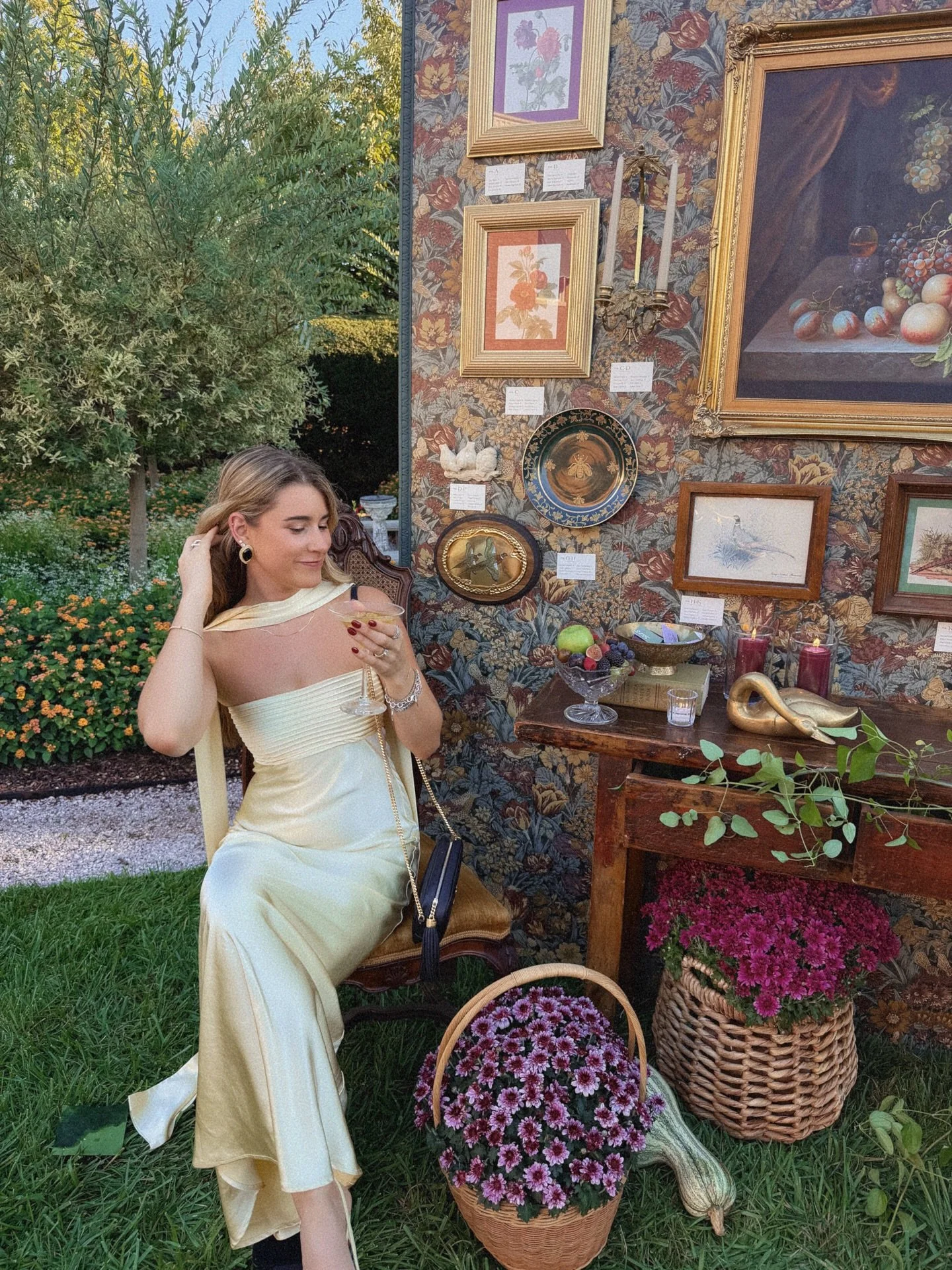 Mellow yellow 🍯💛🥂
&bull;
&bull;
&bull;
#styleideas #weddingguestdress #satindress #elegantdress