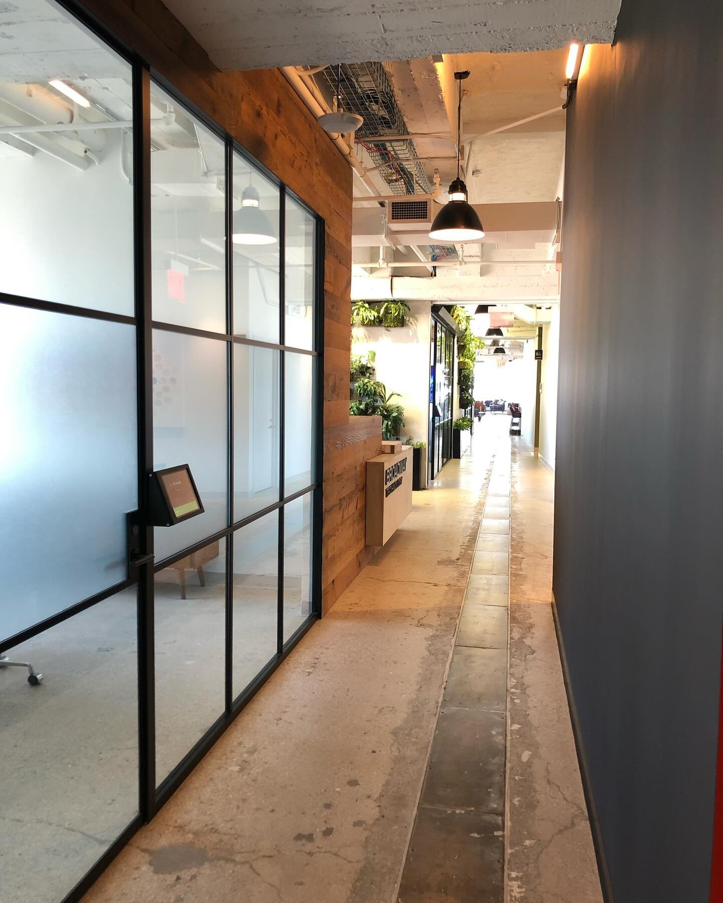 We are always finding ways to create simple office design. We delved into exploring a bit of vintage paneling with @tagwallnyc and natural wood paneling with biophilic incorporation 
-
-

#commercialofficedesign #glasswalls #officebreak  #officedesig
