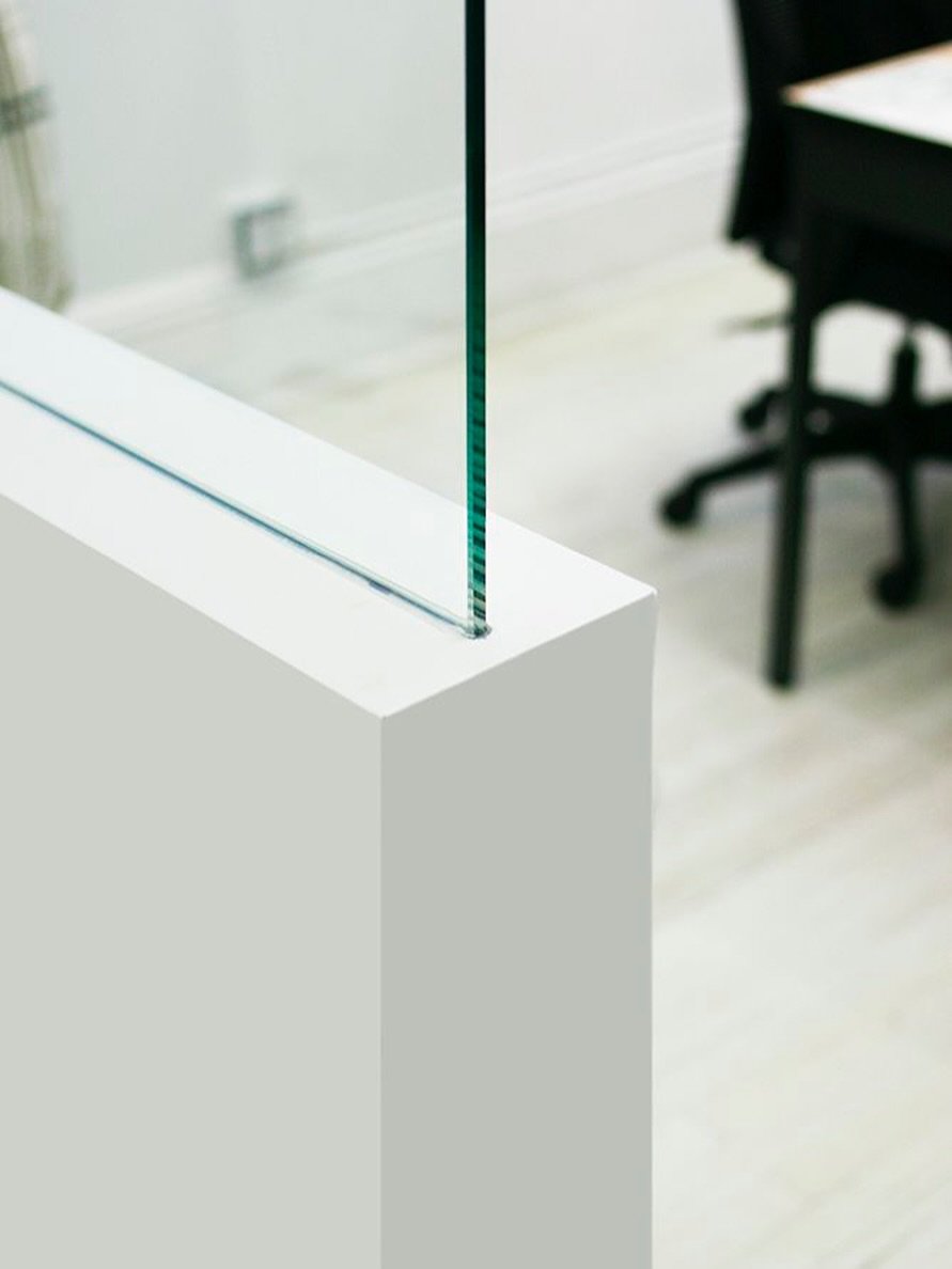 Clear thinking starts with clear design. Glass walls and partitions bring in natural light, open up space, and create a 
sleek, modern vibe &mdash; without sacrificing privacy.
-
-
-
#OfficeDesign #GlassInteriors #ModernWorkspace #WorkplaceWellness