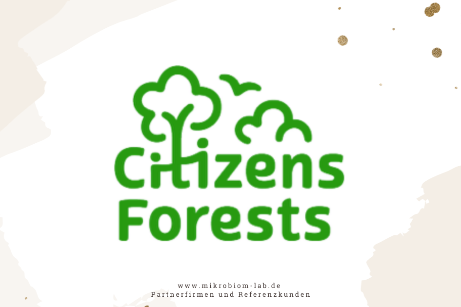 Logo von Chizens Forests mit grünen Baum- und Wolkenillustrationen und Text in grün, darunter Webadresse und Partnerinformationen.