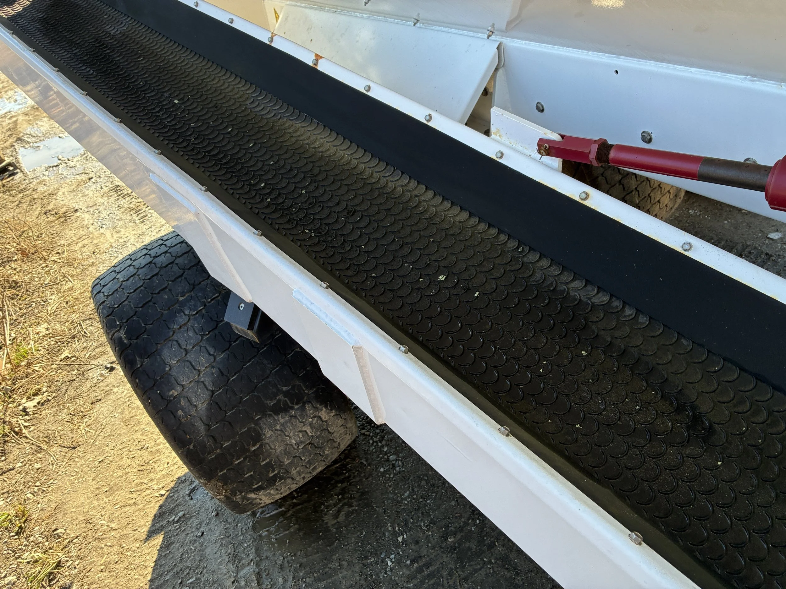 Dakota 440 spreader with blender,side conveyor